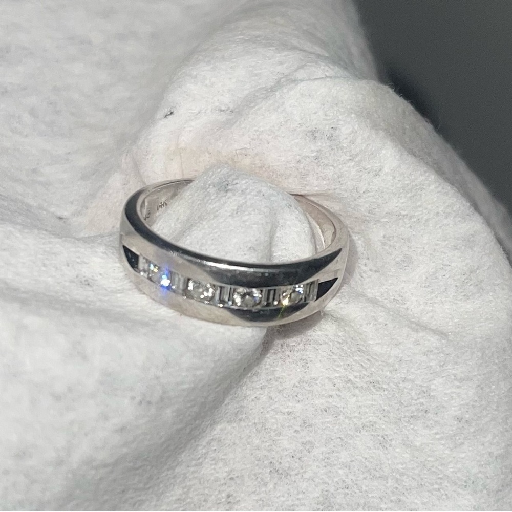 Men’s diamond wedding band. Size 9. White gold 1ct
